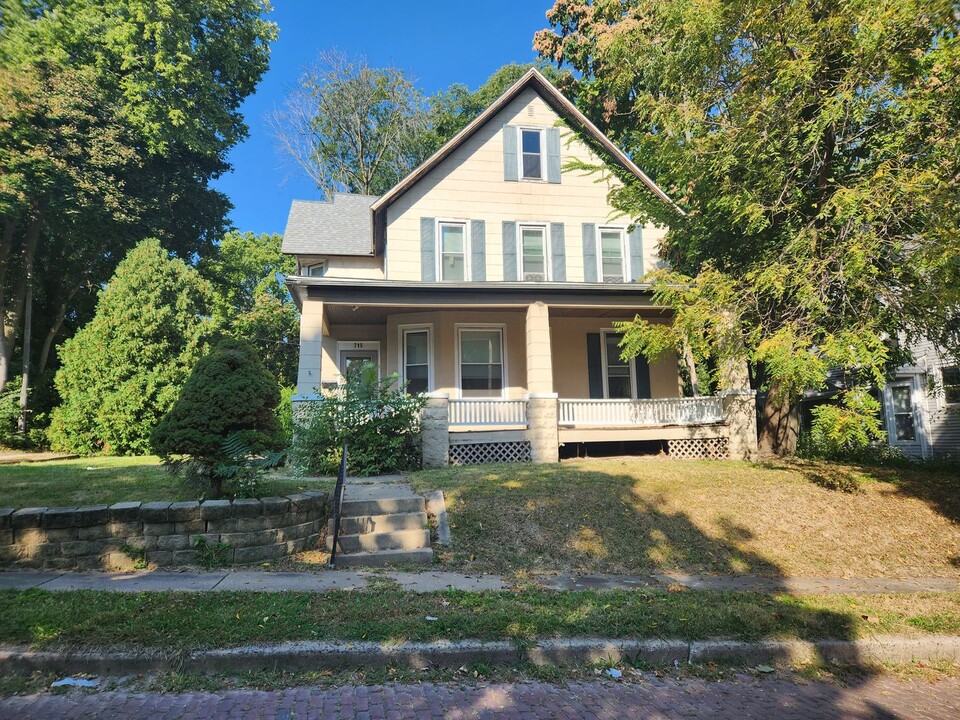 715 11th Street A-Unit -Harvester Down in Moline, IL - Building Photo