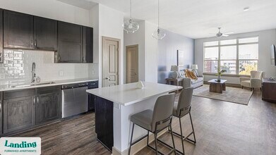 5005 Galleria Dr in Farmers Branch, TX - Foto de edificio - Building Photo