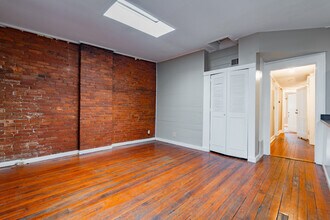 1445 S 3rd St in Louisville, KY - Foto de edificio - Interior Photo