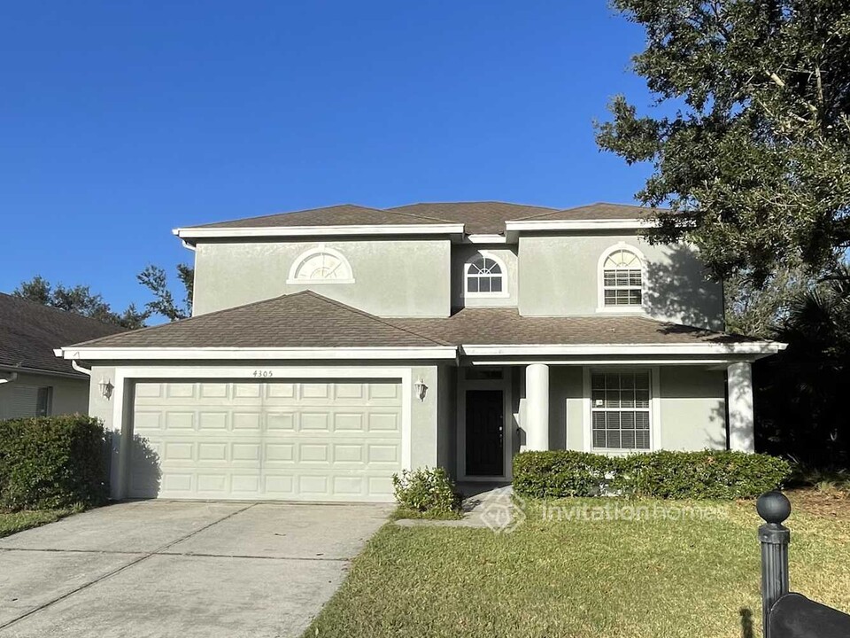 4305 Knollpoint Dr in Wesley Chapel, FL - Foto de edificio