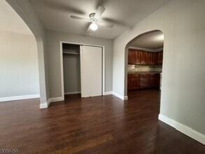 12 E 10th St, Unit R 1 in Linden, NJ - Foto de edificio - Building Photo