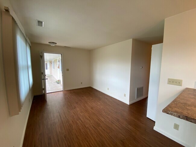 316 Cedar St, Unit 1 in Champaign, IL - Foto de edificio - Building Photo