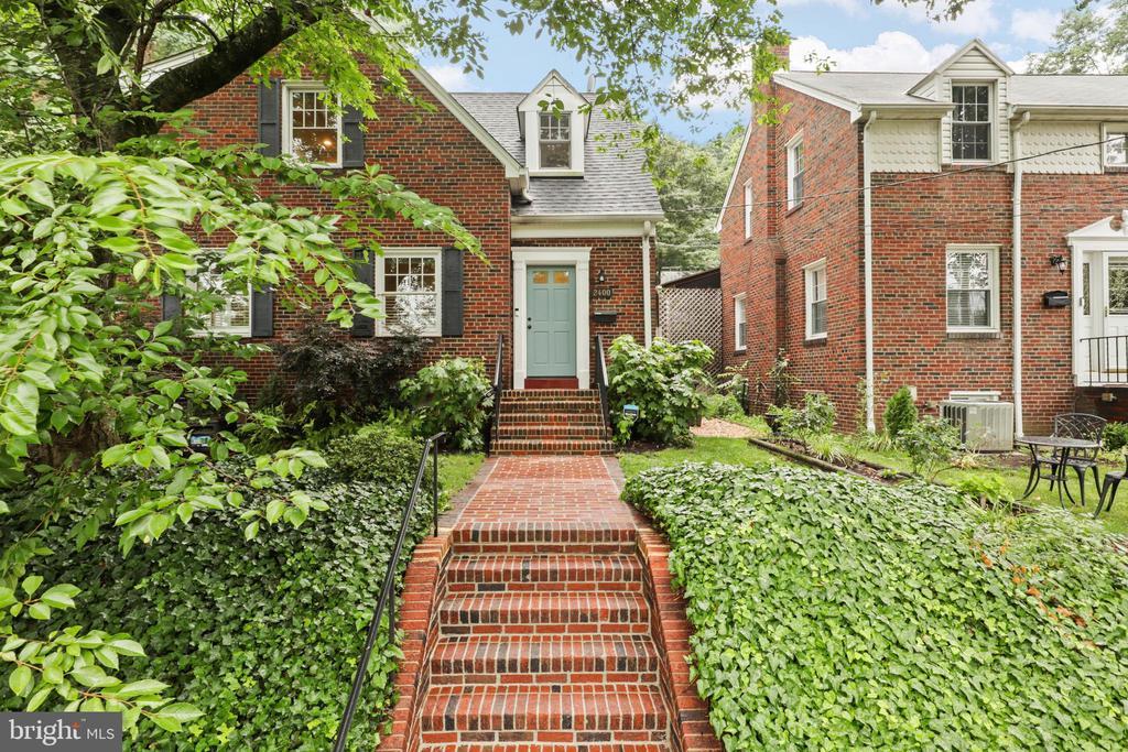 2400 Sanford St in Alexandria, VA - Building Photo