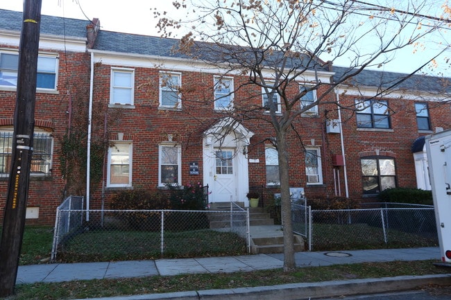 1305 Adams St NE