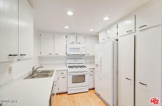 1348 E Hillcrest Dr in Thousand Oaks, CA - Building Photo - Building Photo