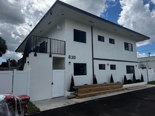 630 NE 166th St, Unit 1-4 in Miami, FL - Building Photo - Building Photo