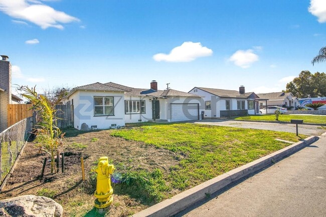 4029 Olive St in Chino, CA - Foto de edificio - Building Photo
