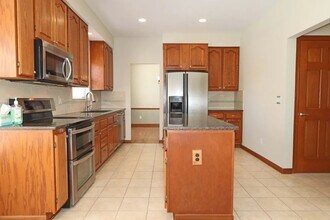 824 Claycross Ct in Galloway, OH - Building Photo - Building Photo