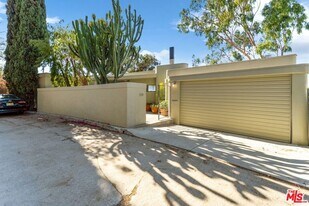 1519 N Easterly Terrace in Los Angeles, CA - Building Photo