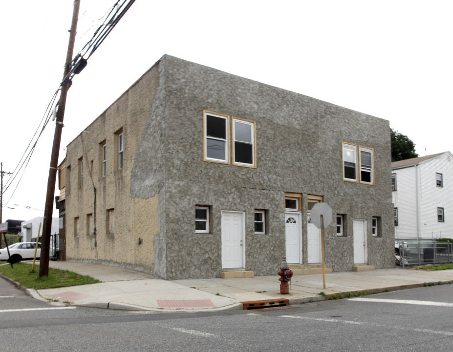 561 Bond St in Elizabeth, NJ - Building Photo