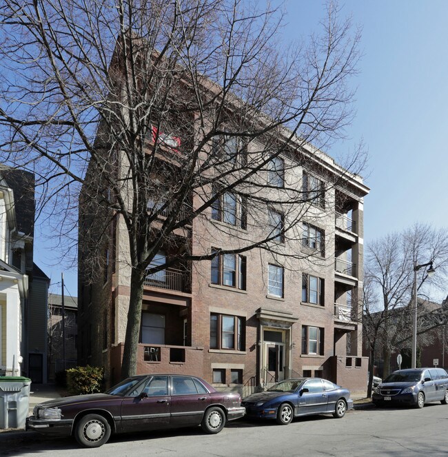 1504 W Kilbourn Ave in Milwaukee, WI - Building Photo - Building Photo