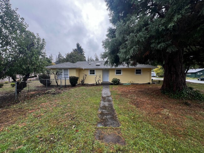 1020 W Hilliard Ln in Eugene, OR - Foto de edificio - Building Photo