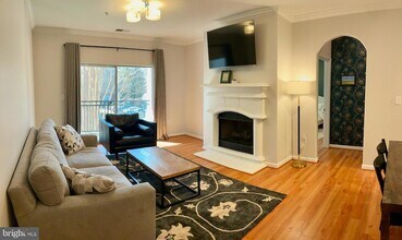 12937 Centre Park Cir, Unit 203 in Herndon, VA - Building Photo - Building Photo
