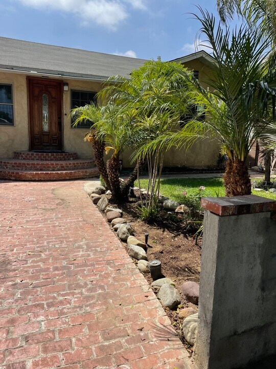 1013 Rosewood Ave in Inglewood, CA - Building Photo