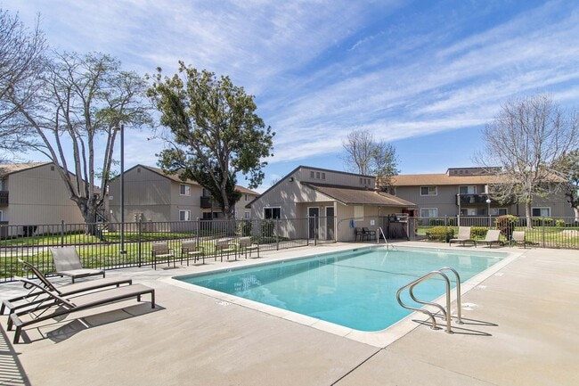 Pointe at Northridge in Salinas, CA - Foto de edificio - Building Photo