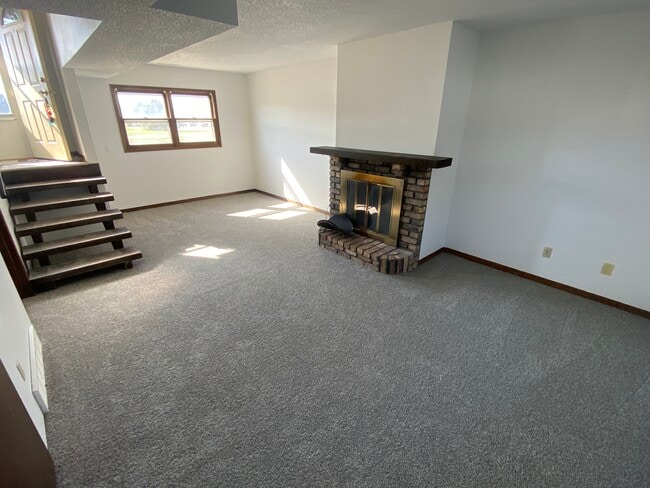 512 SE Magazine Rd in Ankeny, IA - Foto de edificio - Building Photo