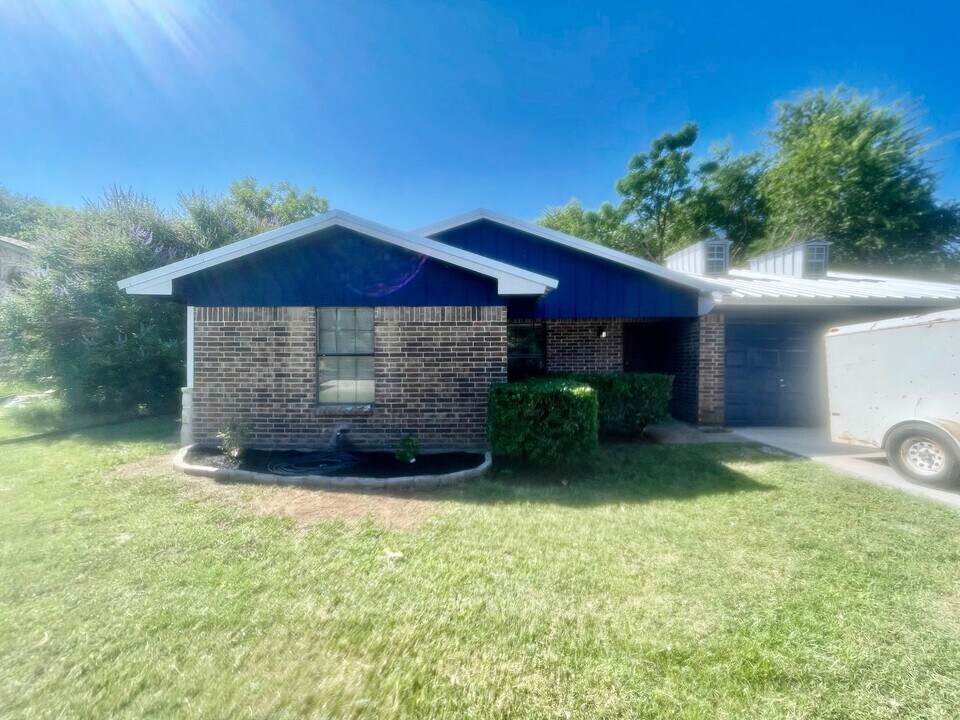 1729 W Doyle St in Granbury, TX - Building Photo