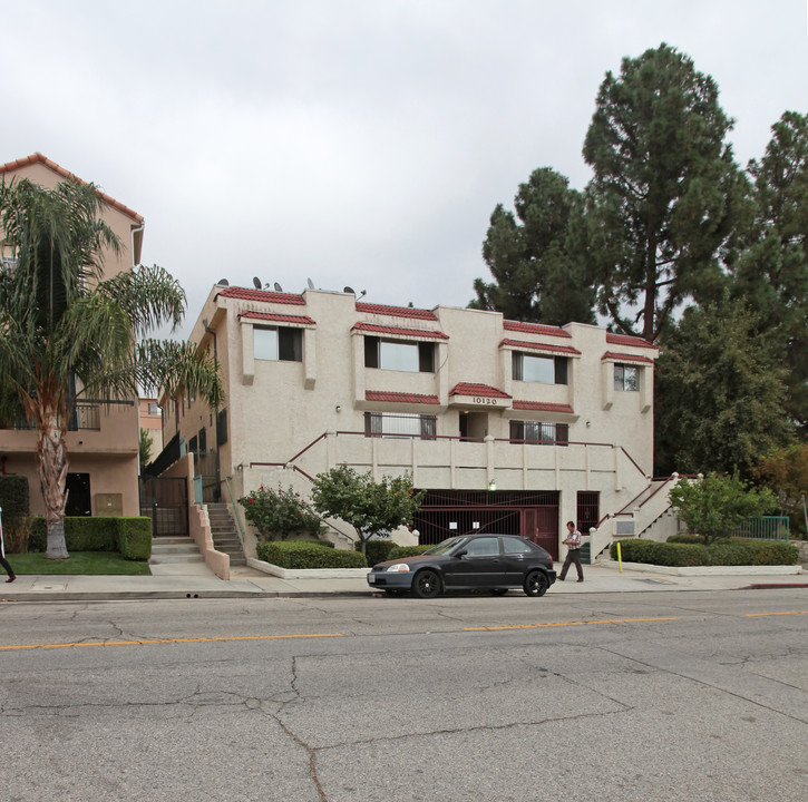 10120 Commerce Ave in Tujunga, CA - Foto de edificio