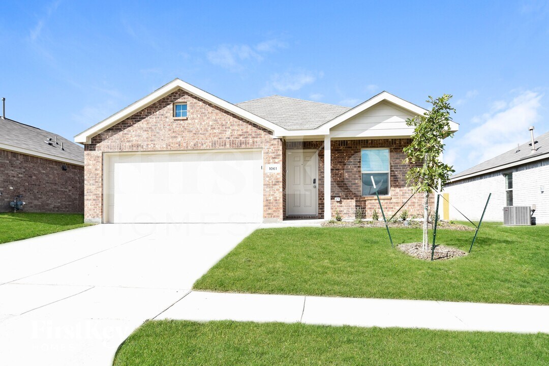 1061 Crestview Dr in Hutchins, TX - Foto de edificio
