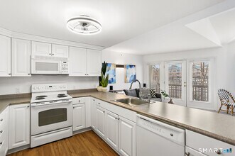 3250 Fairfield Ave in Bridgeport, CT - Building Photo - Building Photo