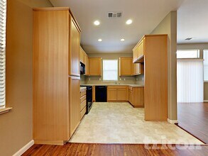 5518 Savage Ave in Riverbank, CA - Foto de edificio - Building Photo