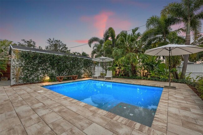 818 37th Ave NE in St. Petersburg, FL - Building Photo - Building Photo