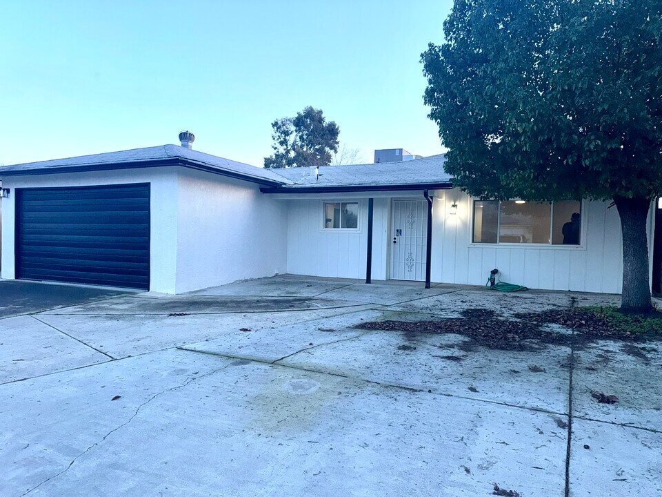 5946 E Pontiac Way in Fresno, CA - Building Photo