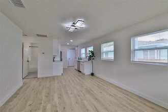 875 53rd Terrace N in St. Petersburg, FL - Building Photo - Building Photo