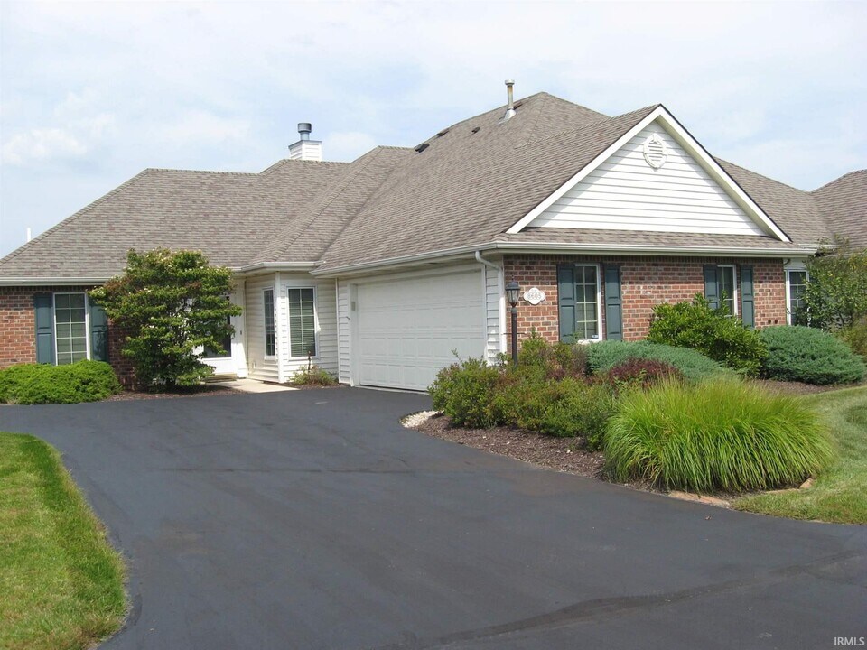 8605 St Joe Center Rd in Fort Wayne, IN - Building Photo