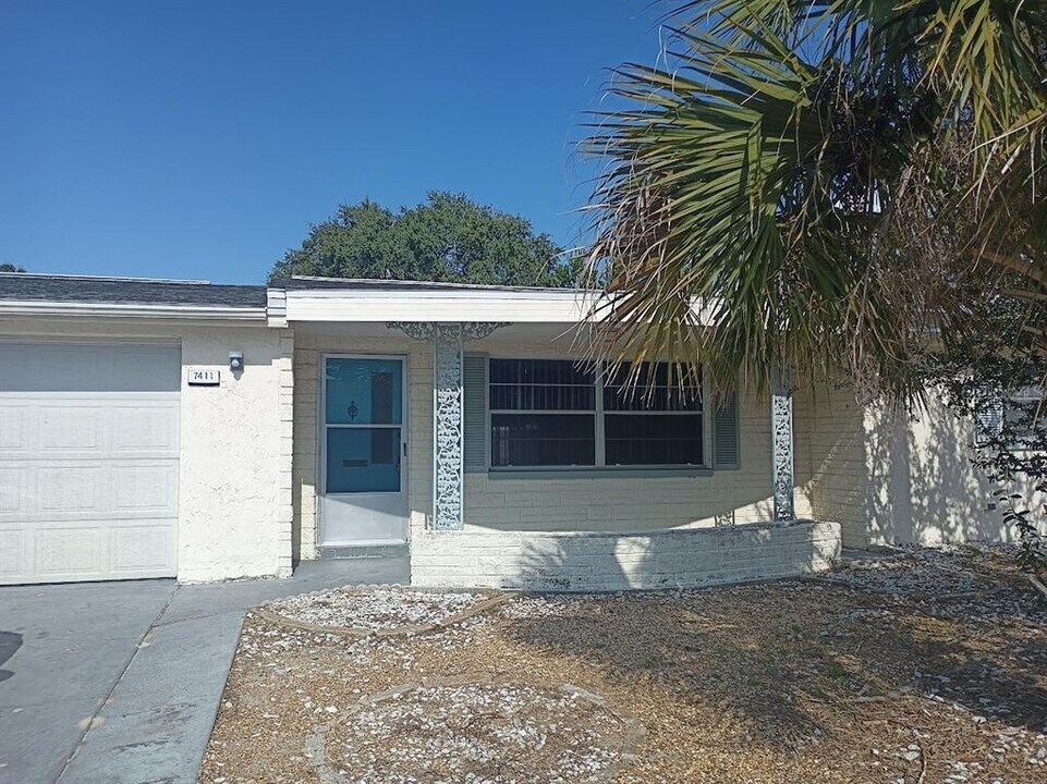 7411 Ashwood Dr in Port Richey, FL - Building Photo