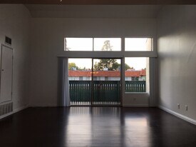 5700 Etiwanda Ave, Unit Family Friendly Unit in Tarzana, CA - Building Photo