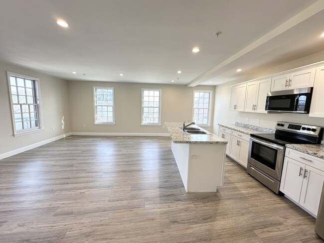 275 Broadway in Methuen, MA - Building Photo - Building Photo