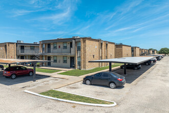 Central Park Apartments in Victoria, TX - Building Photo - Building Photo