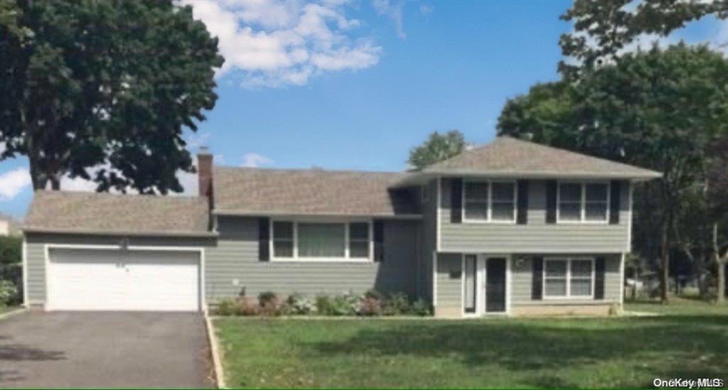 6 Rimlet Dr in Commack, NY - Building Photo