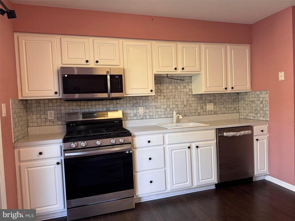 5408 Essex Ln in Mount Laurel, NJ - Building Photo