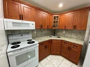 9455 W Flagler St in Miami, FL - Foto de edificio - Building Photo