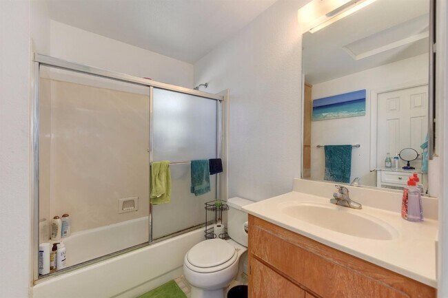 640 Adams St-Unit -4 in Davis, CA - Foto de edificio - Building Photo