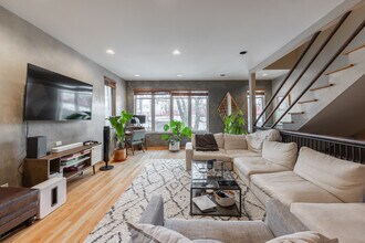 1220 W Augusta Blvd, Unit 2 in Chicago, IL - Building Photo - Building Photo