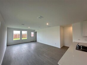 5100 Valhalla Dr in Ennis, TX - Building Photo - Building Photo
