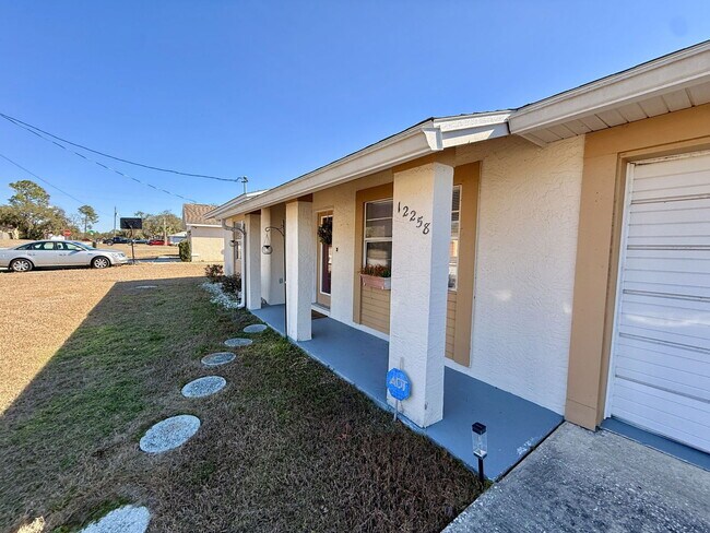 12258 Foothill St in Spring Hill, FL - Foto de edificio - Building Photo