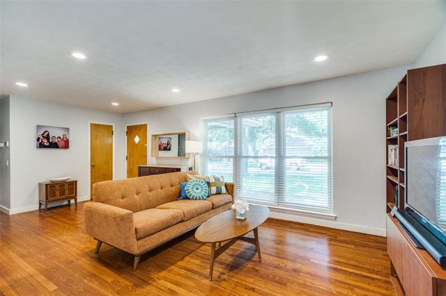 9222 Livenshire Dr in Dallas, TX - Building Photo - Building Photo