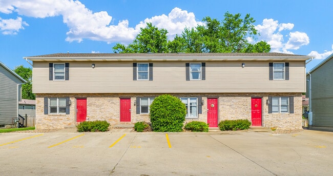 Hershey Clearwater Townhomes in Bloomington, IL - Building Photo - Building Photo