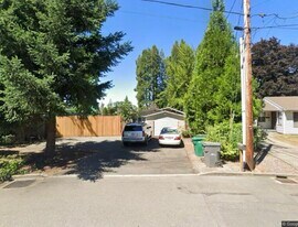 1005 NE Newall Rd in Newberg, OR - Building Photo