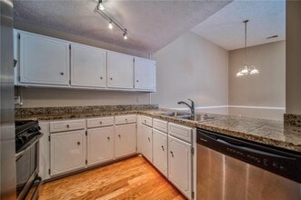 215 Arbor Wy in Fayetteville, GA - Foto de edificio - Building Photo