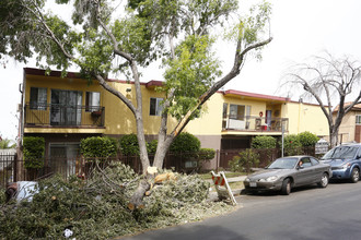 Cedros Gardens in Panorama City, CA - Foto de edificio - Building Photo