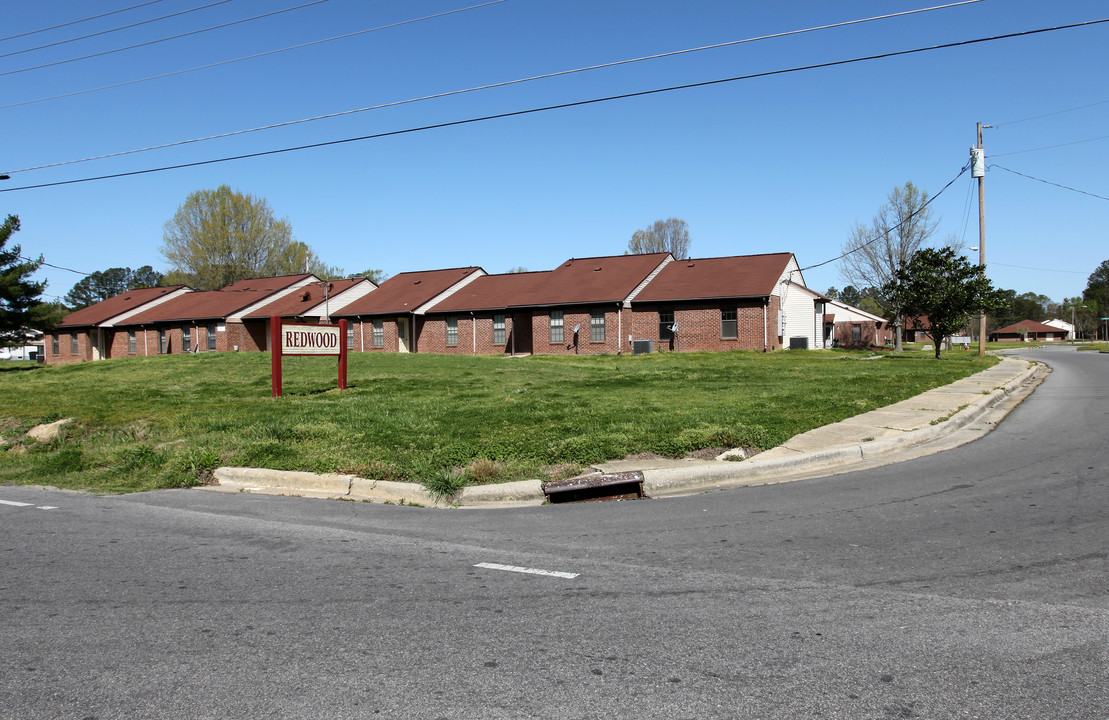 Redwood Apartments in Selma, NC - Foto de edificio