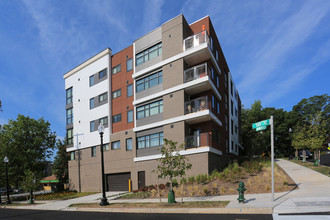 Girard Street Senior Residences in Washington, DC - Foto de edificio - Building Photo