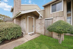 12033 Bob White Dr in Houston, TX - Building Photo