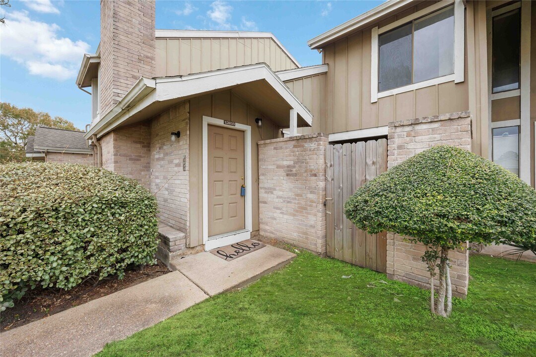 12033 Bob White Dr in Houston, TX - Building Photo