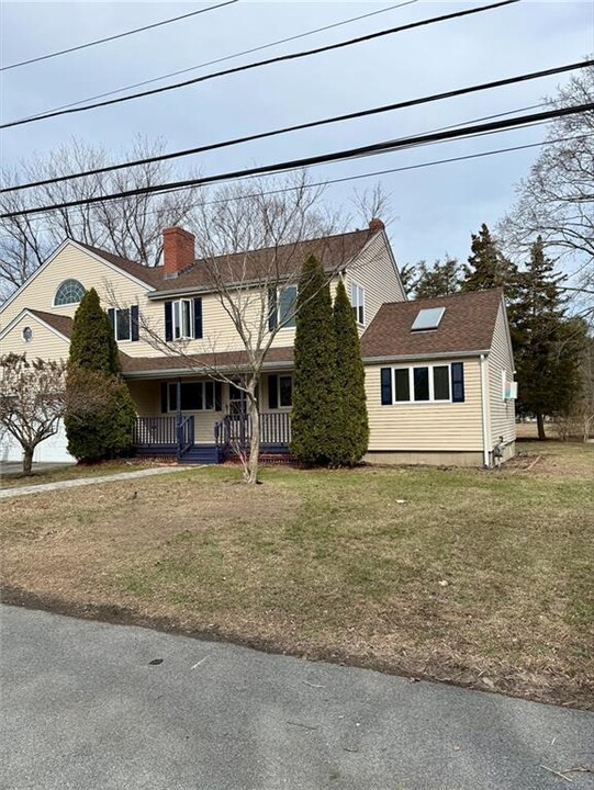 22 Mayfield Rd in Barrington, RI - Building Photo